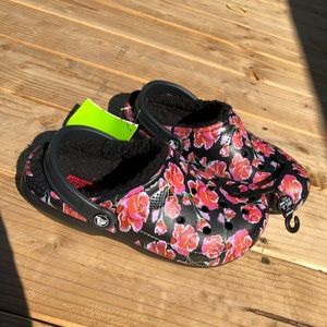 NWT rose crocs
